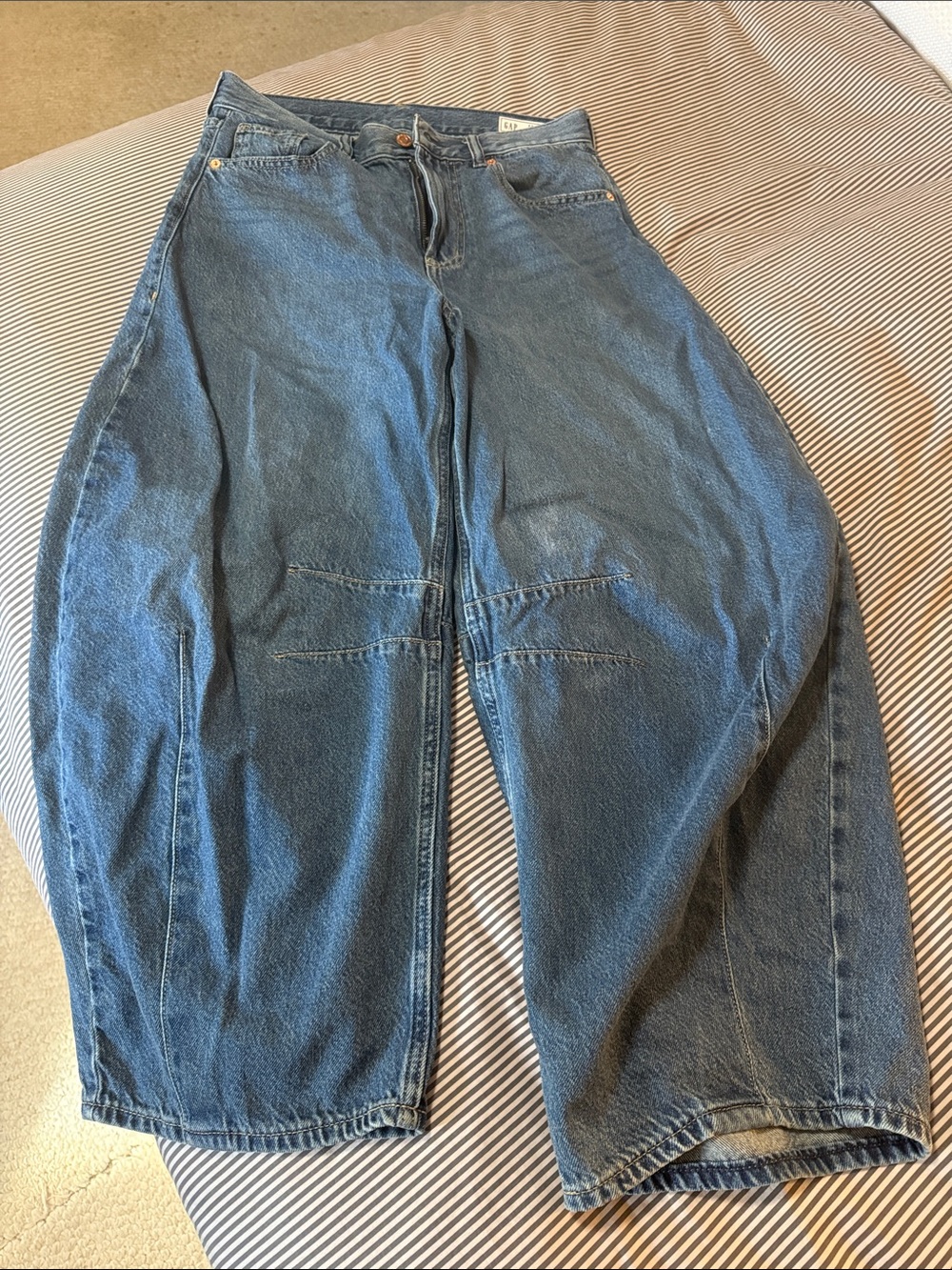 Gaps women’s horseshoe high rise size 4 jeans